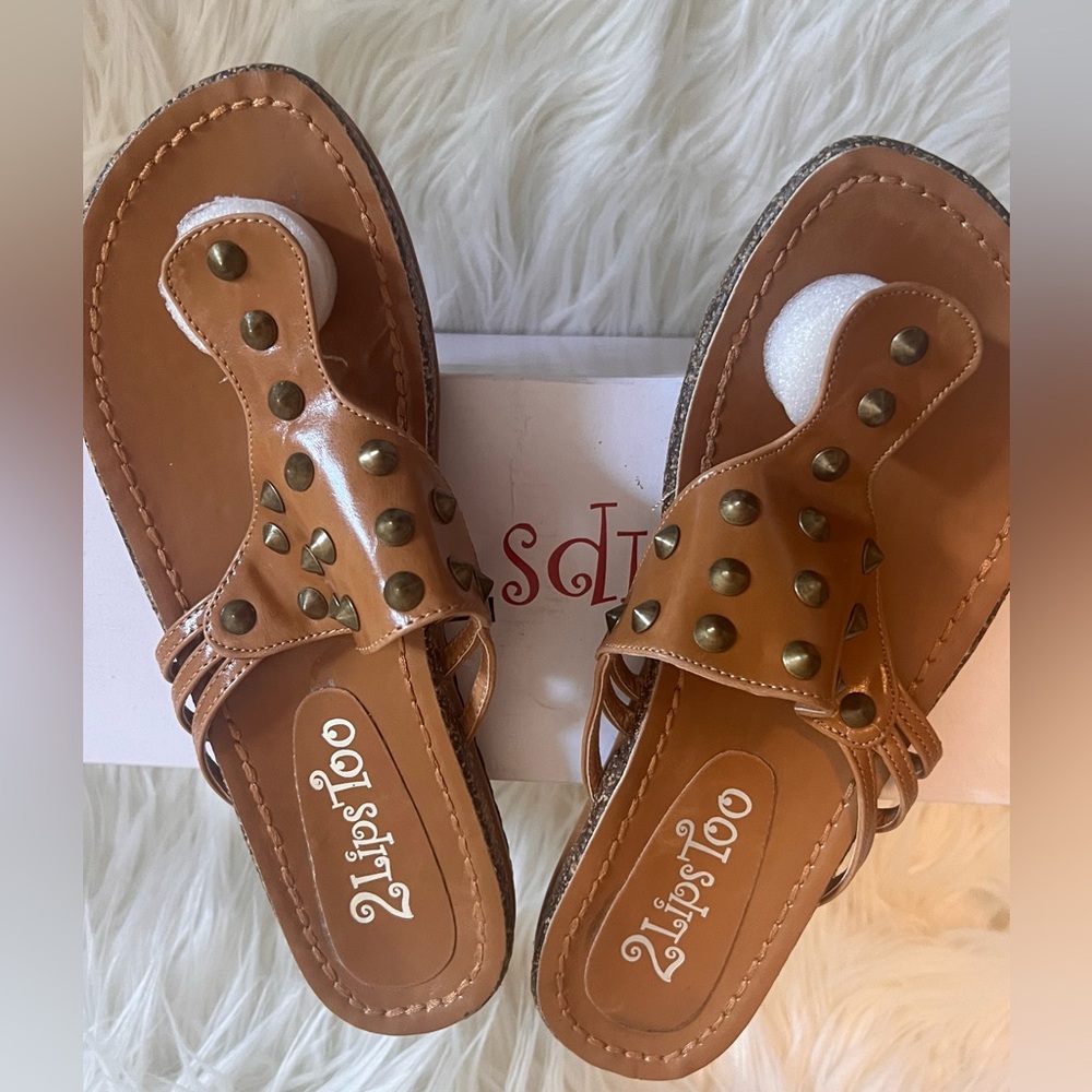 NWB 2 LIPS TOO- TOO CHAKRA NATURAL BROWN STUDDED SANDALS SZ 9